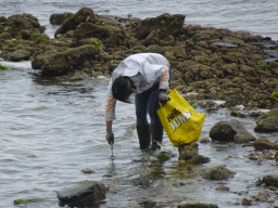 Miaomiao catching seashells at the beach near the Dijkweg road