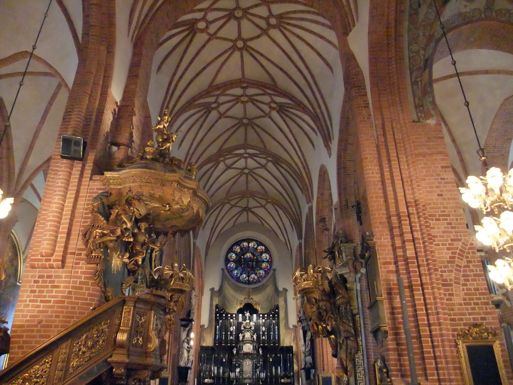 Nave, pulpit, rood screens and altar in the Saint Nicolaus Church