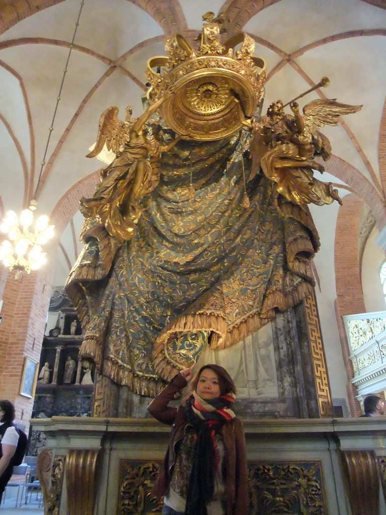 Miaomiao at rood screen in the Saint Nicolaus Church