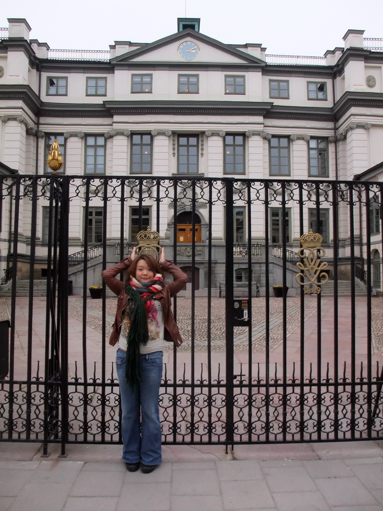 Miaomiao in front of the Bonde Palace (Bondeska palatset)