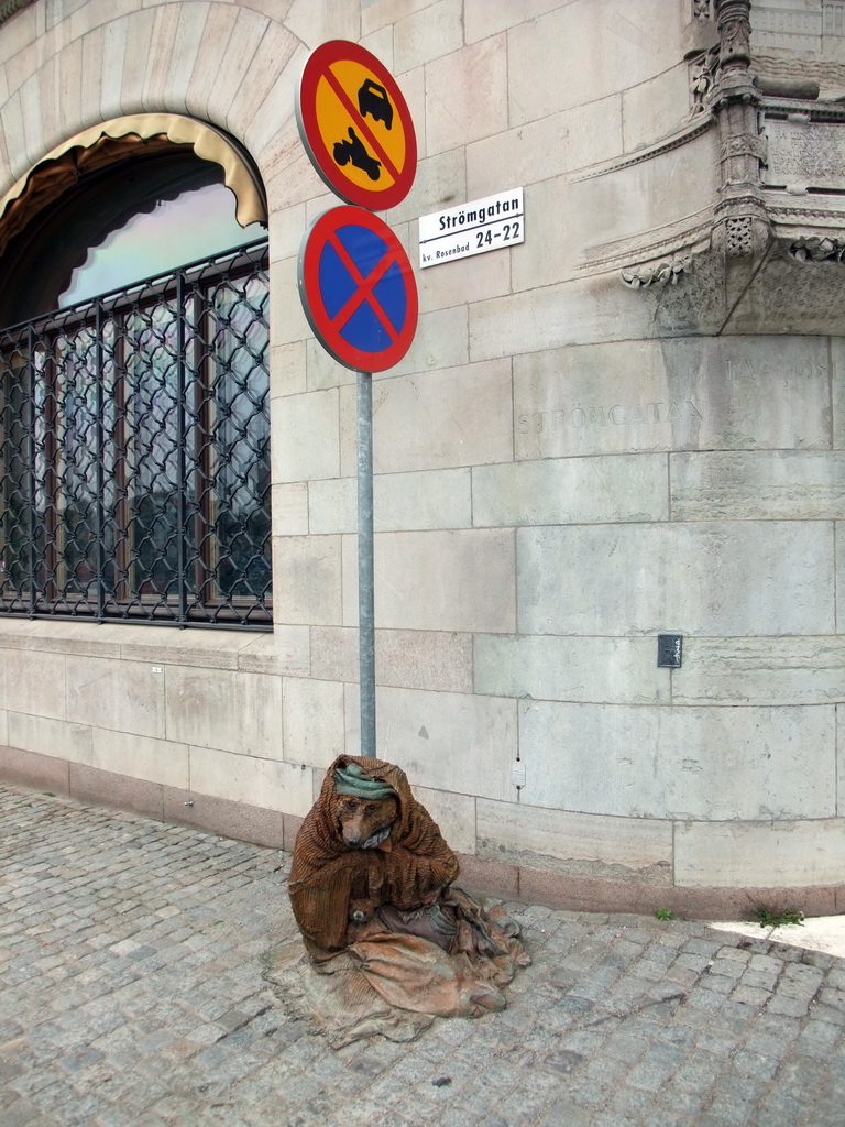 Fox statue in front of the Rosenbad building