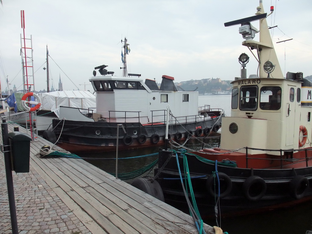 Boats in the Riddarfjärden bay, at the Norr Mälarstrand street