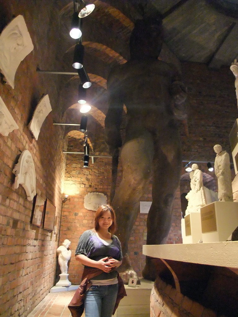 Miaomiao with the statue of Erik the Saint and other statues in the Tower Museum in the main tower of the Stockholm City Hall