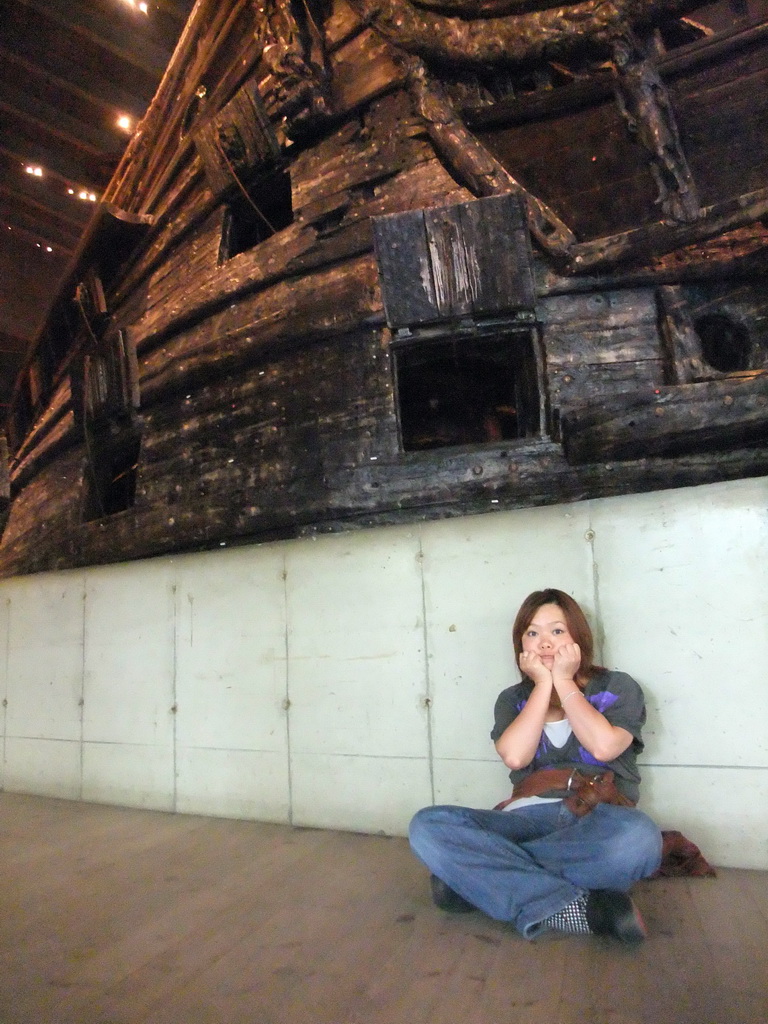 Miaomiao at the right side of the Vasa ship, in the Vasa Museum