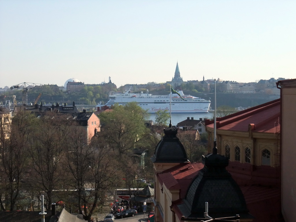 The Stockholm Circus (Cirkusteatern), a boat in the Saltsjön bay, the Ericsson Globe and the tower of the Sofia Church (Sofia Kyrka)