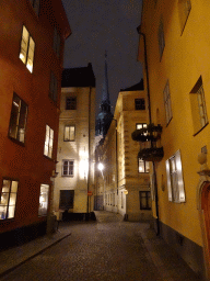 The Tyska Skolgränd street and the tower of the German Church, by night