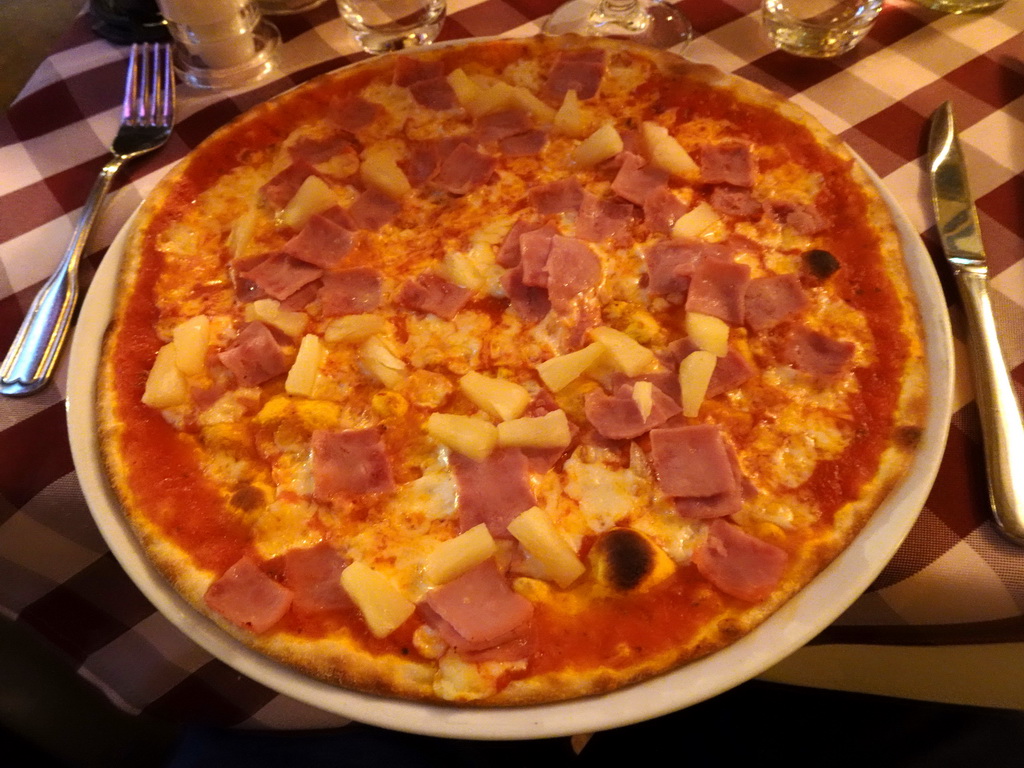 Pizza Hawaii at the Da Peppe restaurant