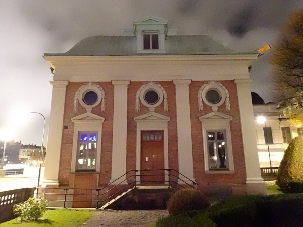 Building at the north side of the Garden of the Riddarhuset building, by night