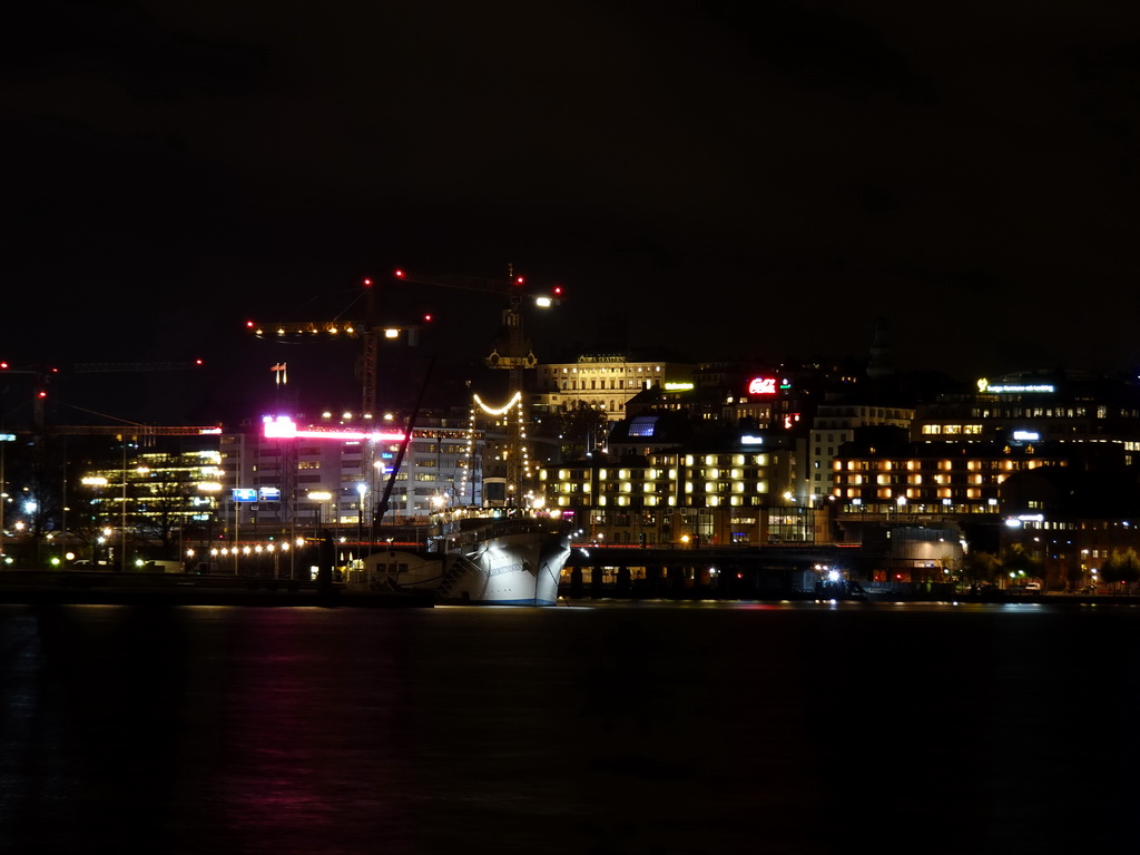 Boats in the Riddarfjärden bay and the Södermalm neighbourhood, viewed from the Stadshusparken park, by night