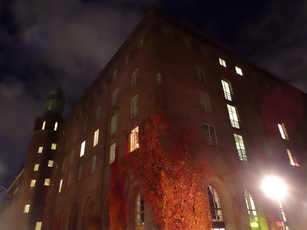 The northwest side of the Stockholm City Hall, viewed from the Hantverkergatan street, by night