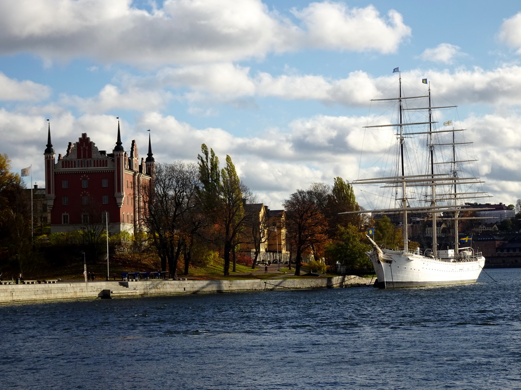 Boat in the Stockholms Ström river and the Admiralty House, viewed from the Södra Blasieholmshamnen street