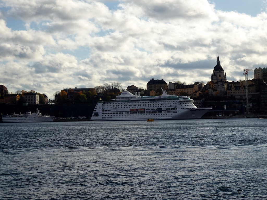 Boats in the Stockholms Ström river and the Katarina Church, viewed from the Södra Blasieholmshamnen street