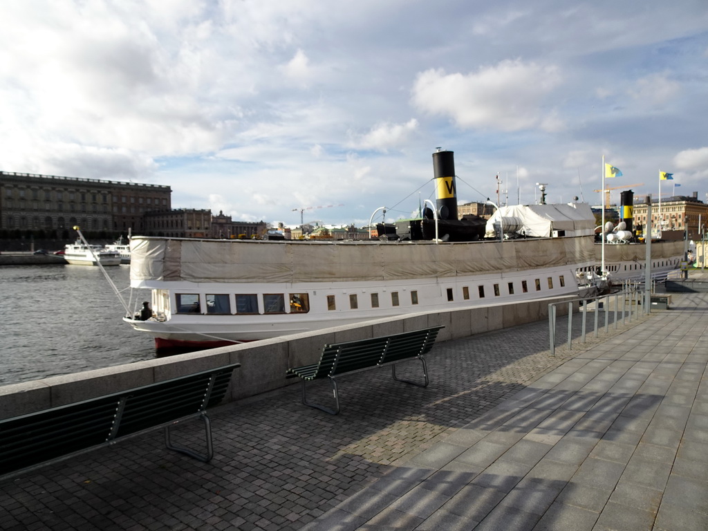 Boats in the Stockholms Ström river and the Stockholm Palace, viewed from the Södra Blasieholmshamnen street