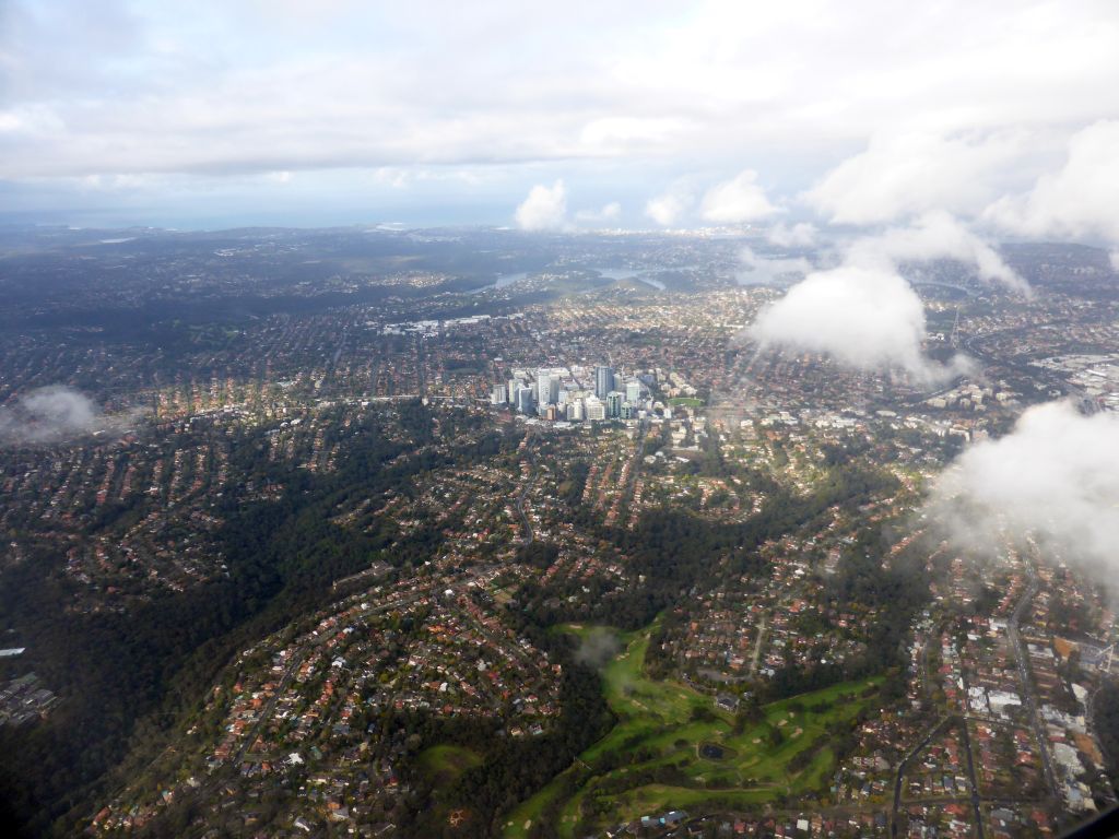 The Chatswood Golf Club, the Chatswood business district and surroundings and the coastline, viewed from the airplane from Cairns