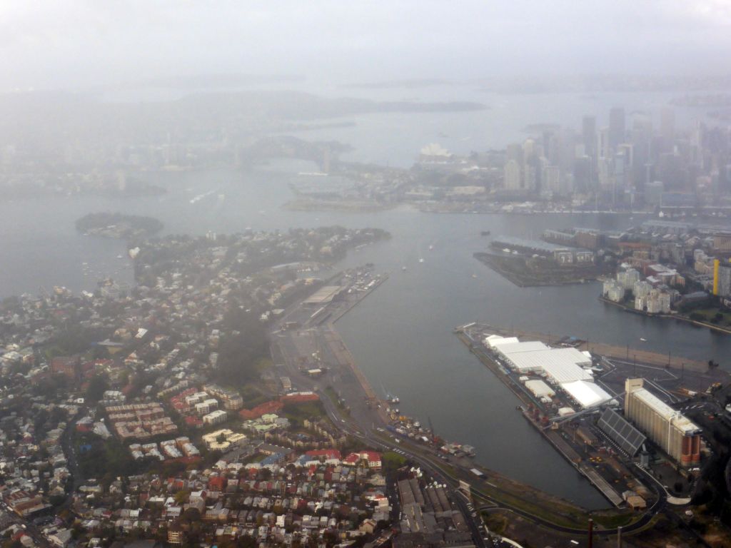 White Bay, Johnstons Bay, Darling Harbour, Mort Bay, Goat Island, the Sydney Harbour Bridge, the Sydney Opera House and skyscrapers in the city center, viewed from the airplane from Cairns