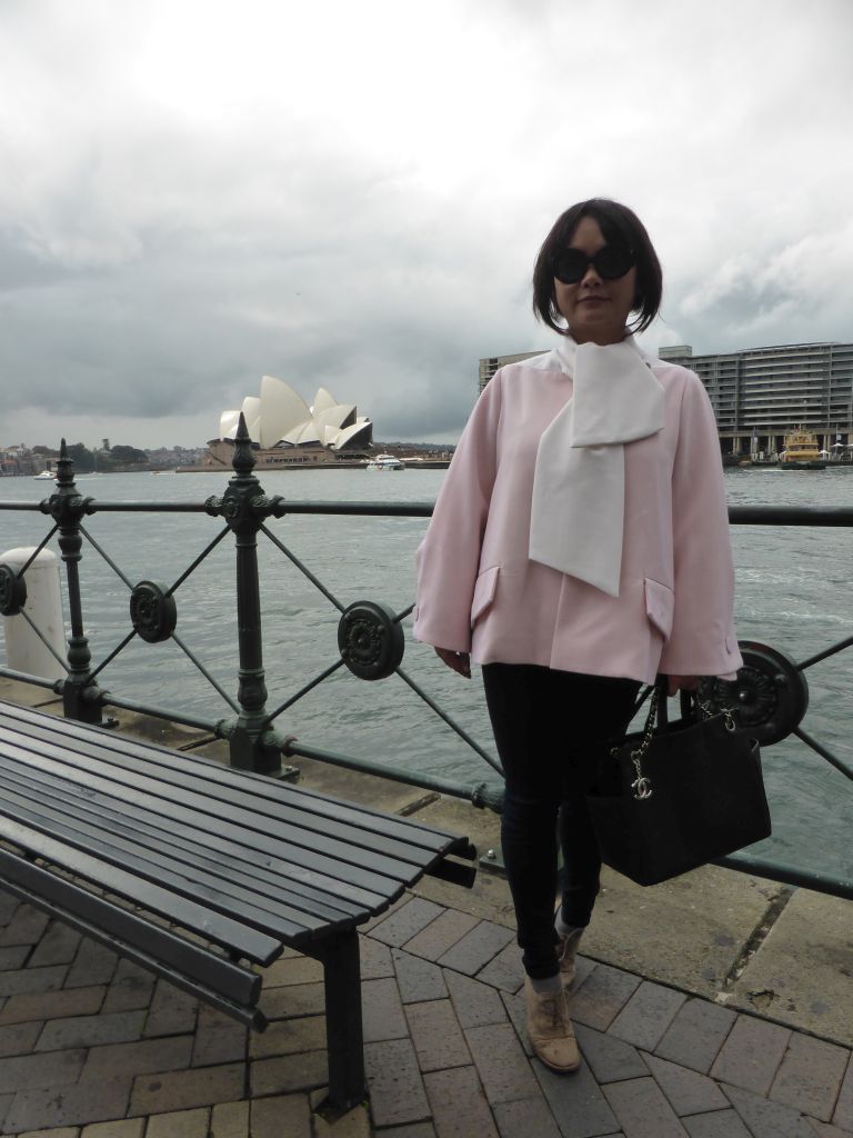 Miaomiao at the First Fleet Park, with a view on the Sydney Cove and the Sydney Opera House