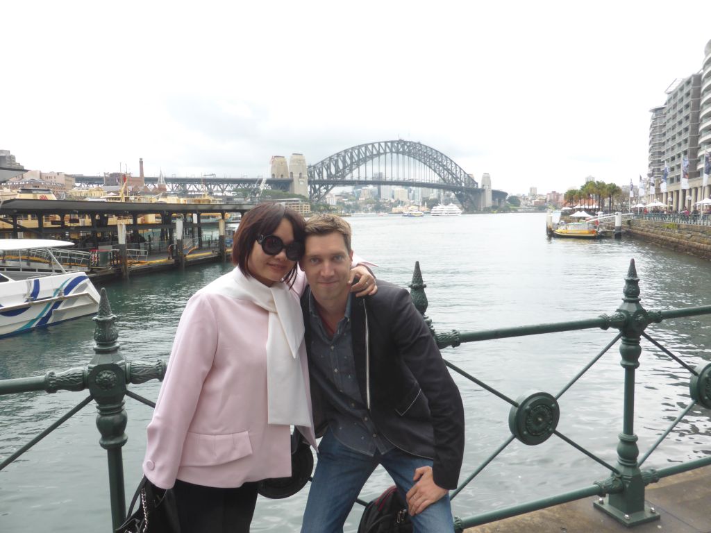 Tim and Miaomiao at the Circular Quay E street, with a view on the Sydney Cove and the Sydney Harbour Bridge