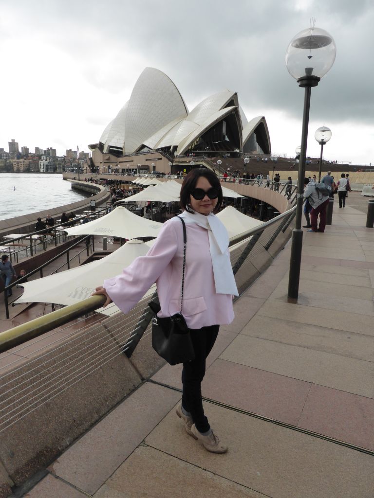 Miaomiao at the Circular Quay E street, with a view on the Sydney Opera House