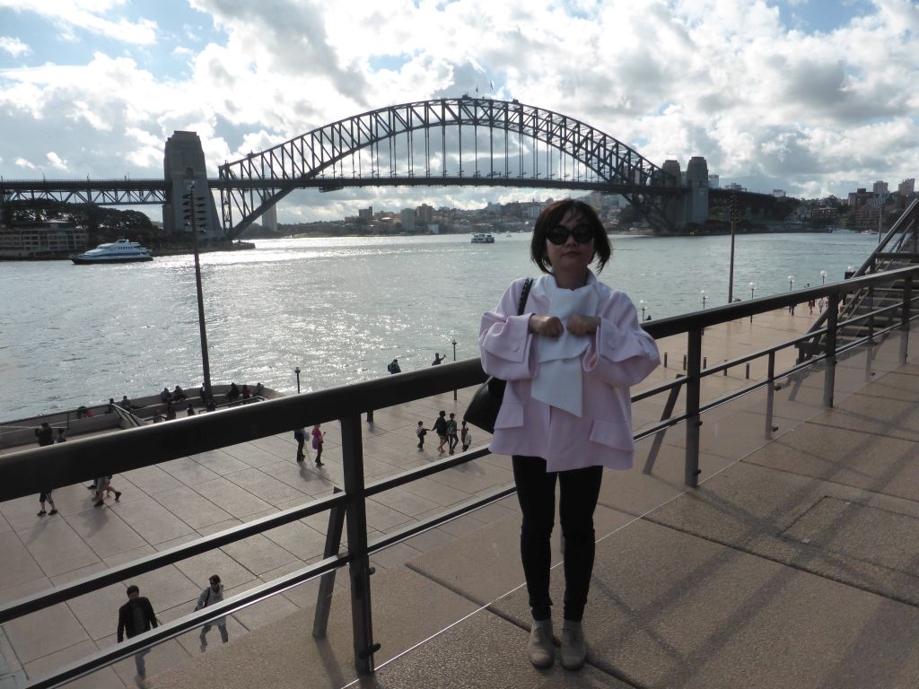 Miaomiao at the upper west side of the Sydney Opera House, with a view on the Lower Concourse, the Sydney Cove and the Sydney Harbour Bridge