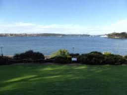 Grassland at the northwest side of the Royal Botanic Gardens, with a view on the Sydney Harbour and Fort Denison