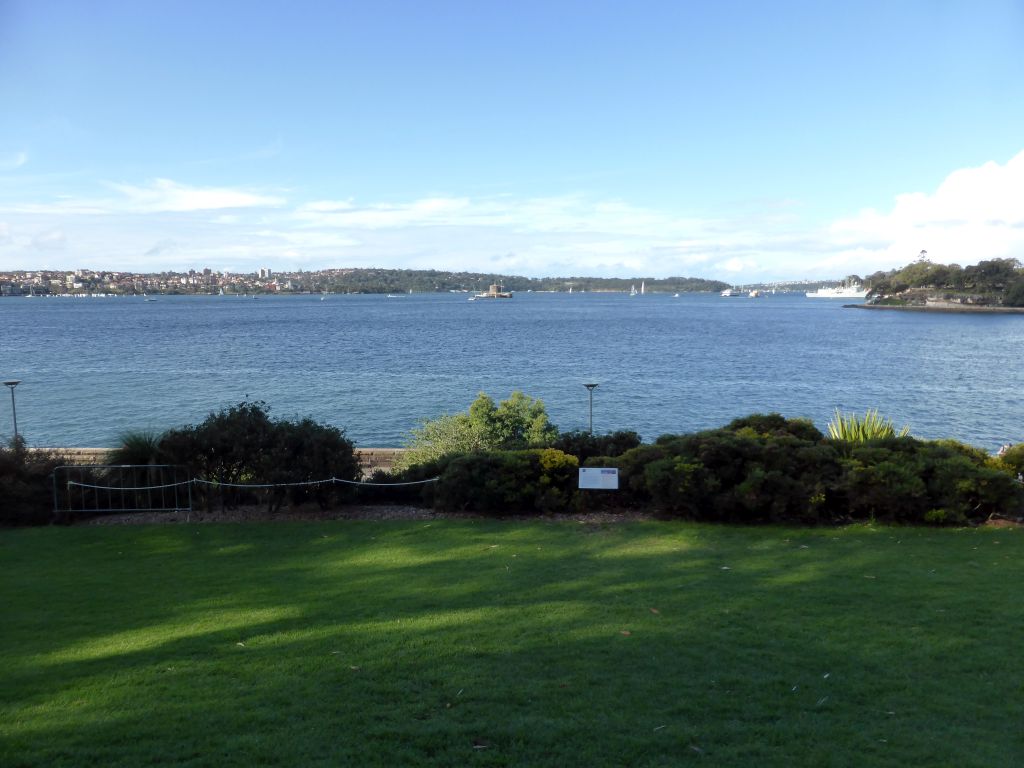 Grassland at the northwest side of the Royal Botanic Gardens, with a view on the Sydney Harbour and Fort Denison