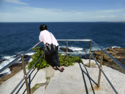 Miaomiao at the Brighton Boulevard viewing point, with a view on the North Bondi Rocks and the Pacific Ocean