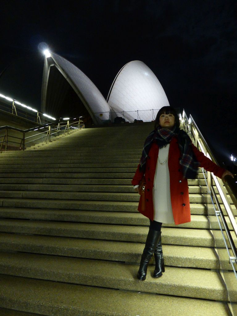 Miaomiao at the staircase at the southeast side of the Sydney Opera House, by night