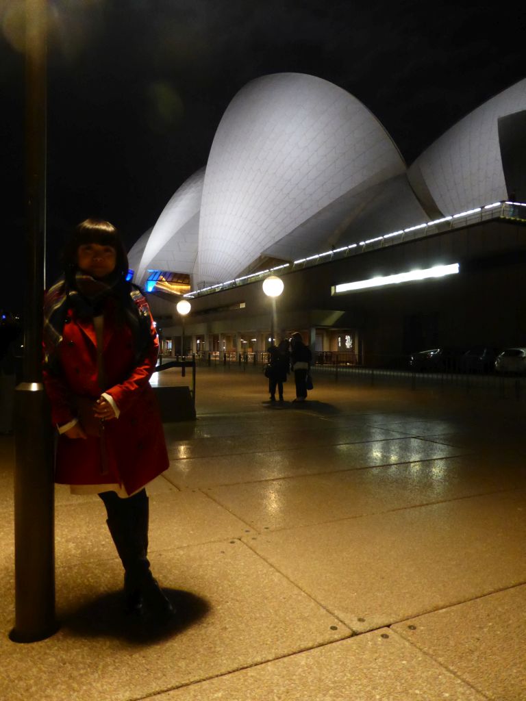 Miaomiao at the west side of the Sydney Opera House, by night