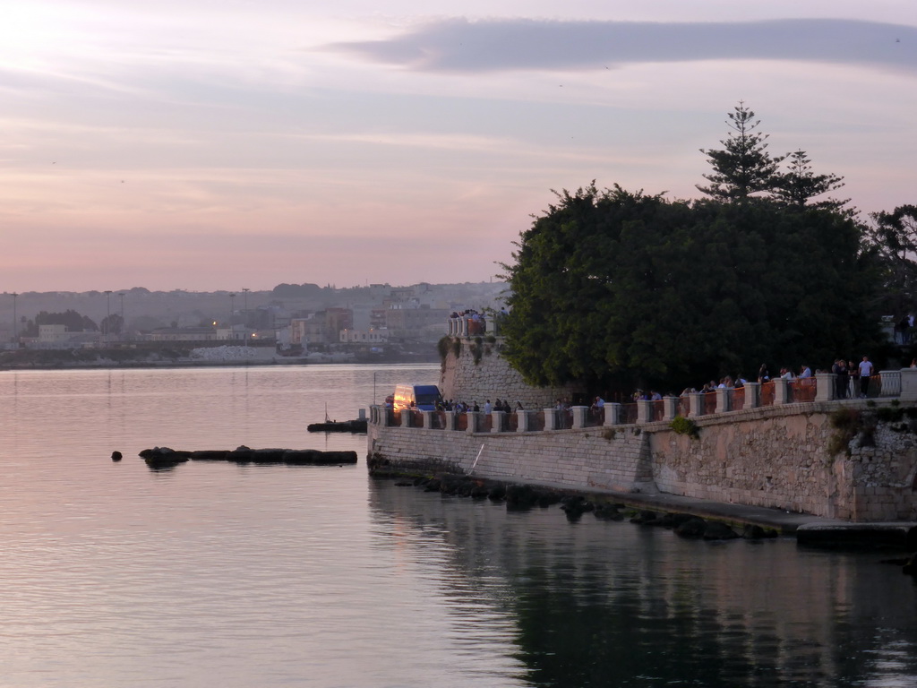 Path next to the Fonte Aretusa fountain and the Porto Grande harbour, viewed from the Lungomare Alfeo street, at sunset