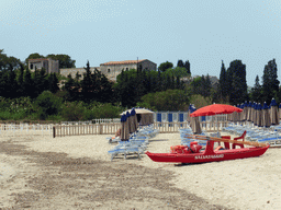 Building, sun chairs and boat at the Lido Sayonara beach at the village of Fontane Bianche