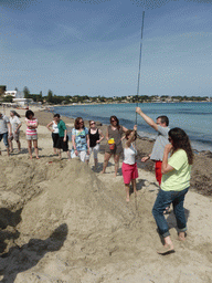 Course participants with the letters in the sand at the Lido Sayonara beach at the village of Fontane Bianche