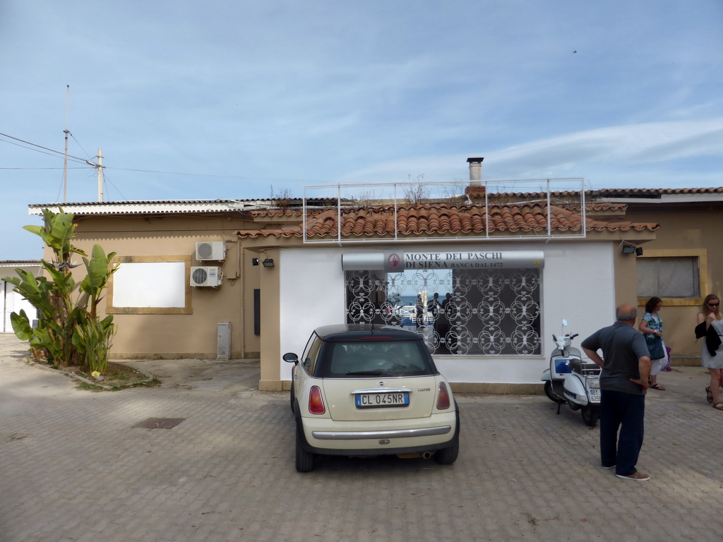 Front of the building used for the team building exercise at the Viale dei Lidi at the village of Fontane Bianche