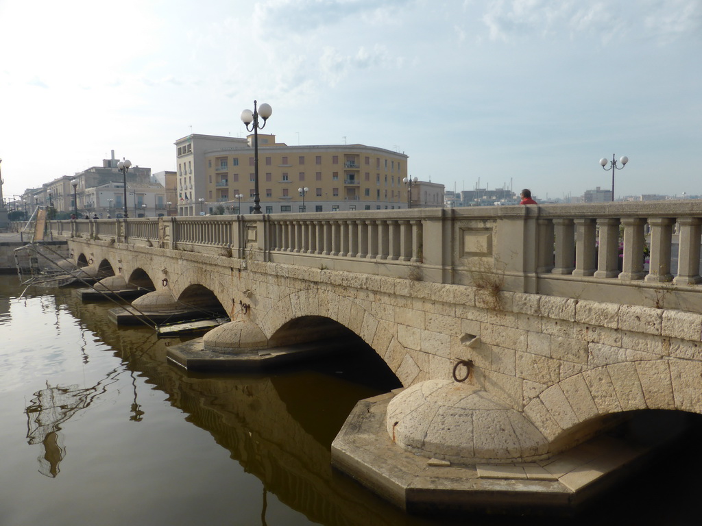 The Ponte Umbertino bridge from Ortygia to the mainland