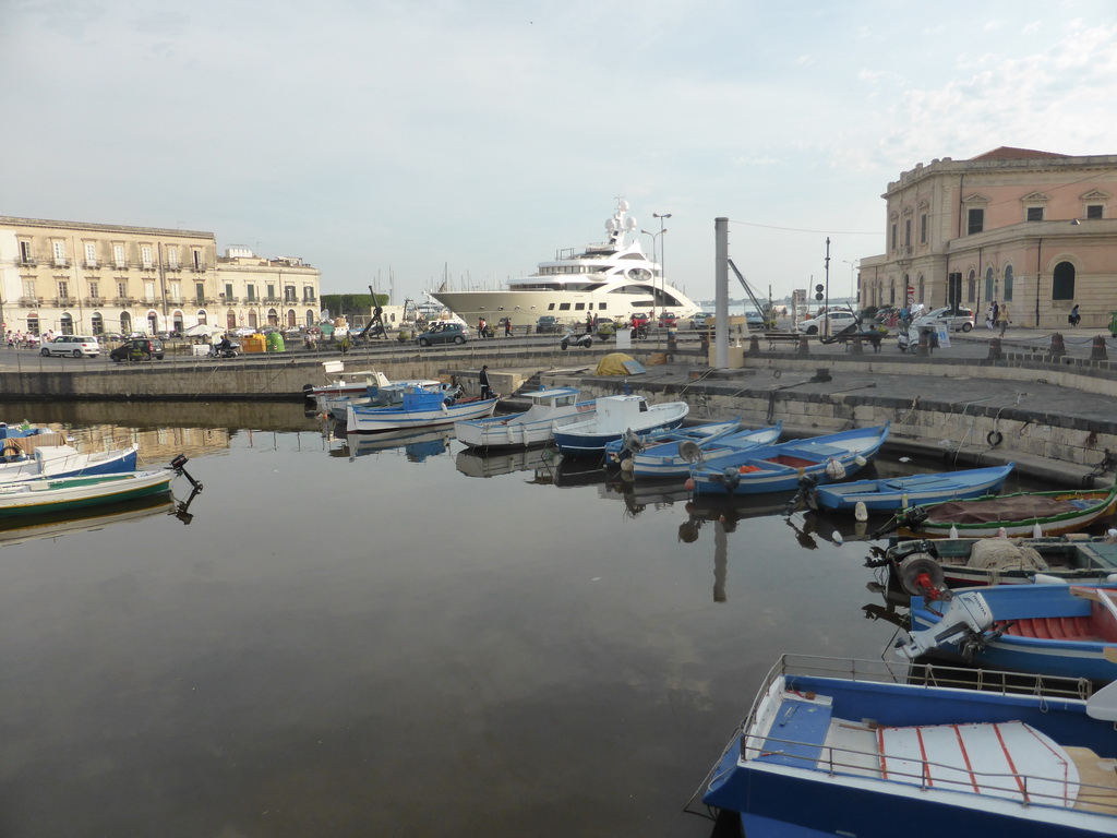 Boats at the southwest side of the Ponte Umbertino bridge from Ortygia to the mainland