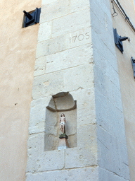 Small Christ statue in a niche at the Via Logoteta street