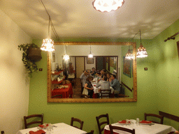 Mirror showing the course participants having dinner at the Osteria da Mariano restaurant at the Vicolo Zuccola street