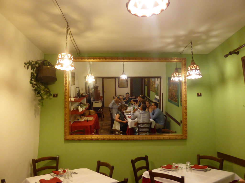 Mirror showing the course participants having dinner at the Osteria da Mariano restaurant at the Vicolo Zuccola street