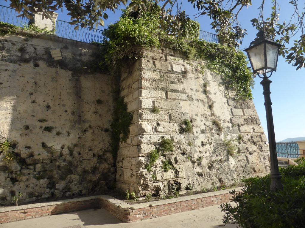 North wall of the viewpoint near the Fonte Aretusa fountain