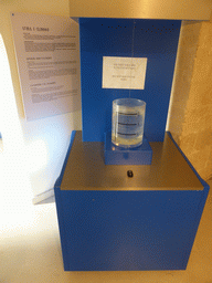 Experimental setup with a sphere and cylinder at the Museo di Archimede museum, with explanation