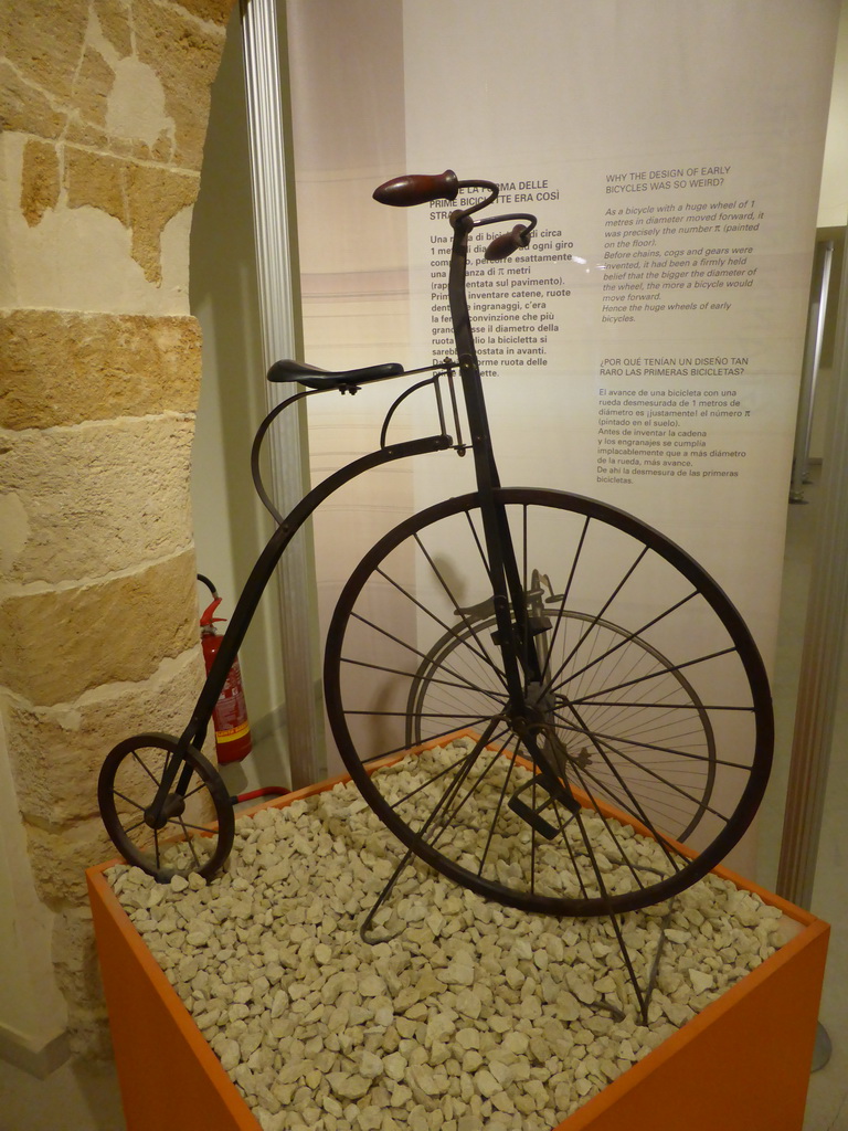 Old bicycle at the Museo di Archimede museum, with explanation