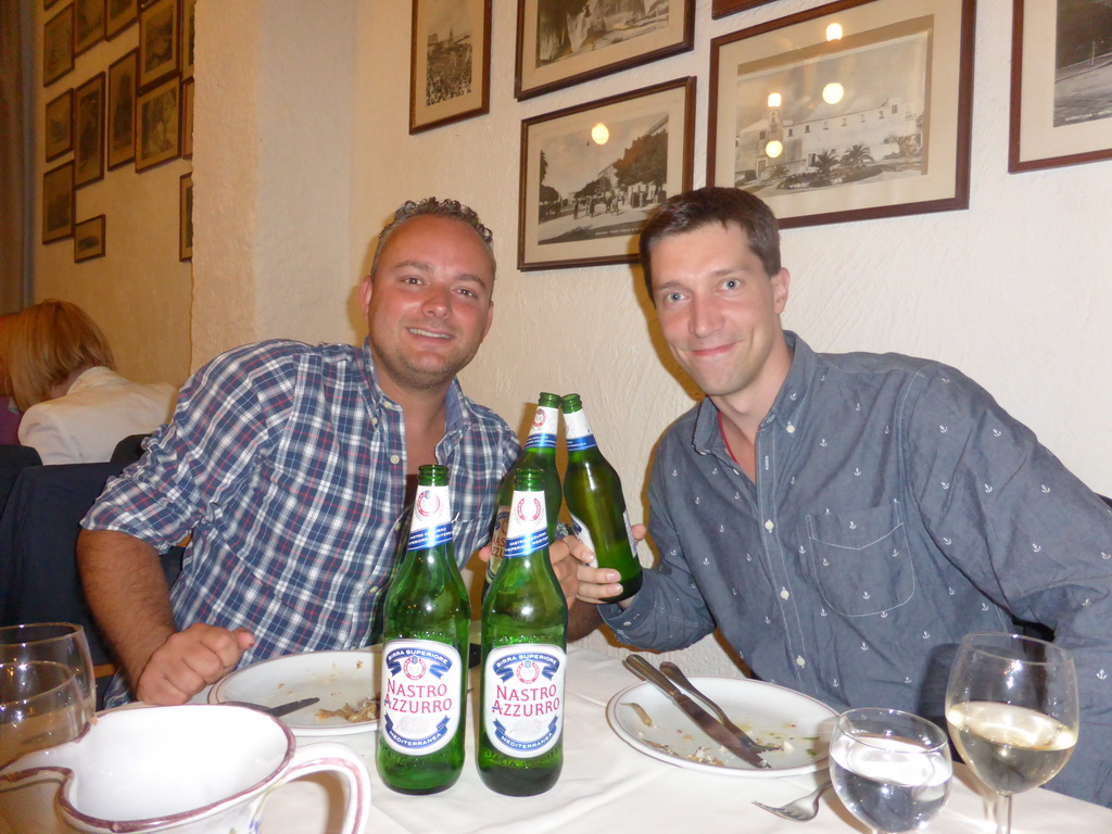 Tim and a course participant having beers at the Trattoria Archimede restaurant at the Via Mario Gemmellaro street