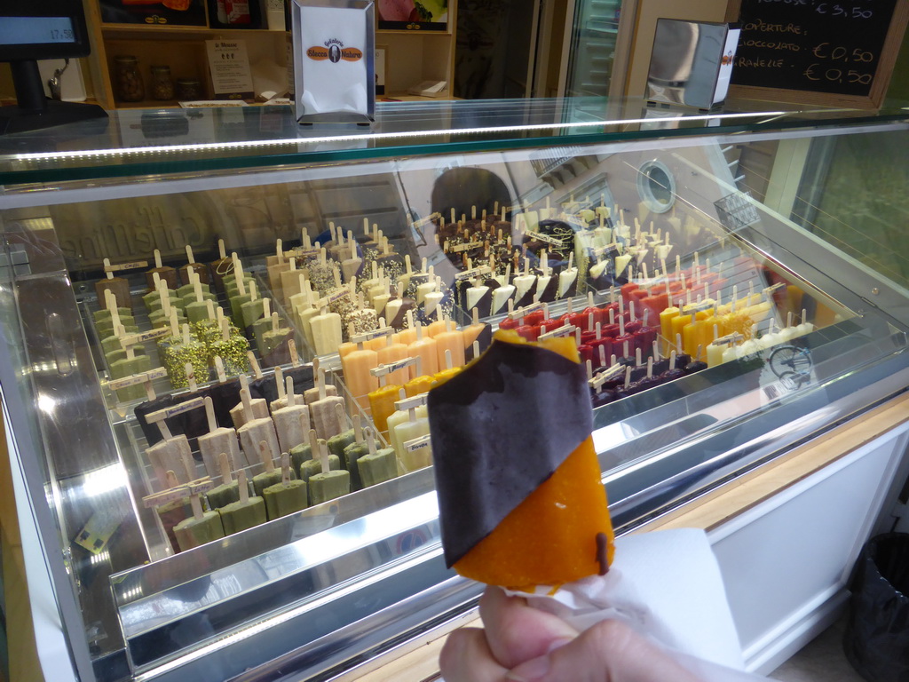 Icecream in front of the Gelaterie Stecco Natura icecream shop at the Via Roma street