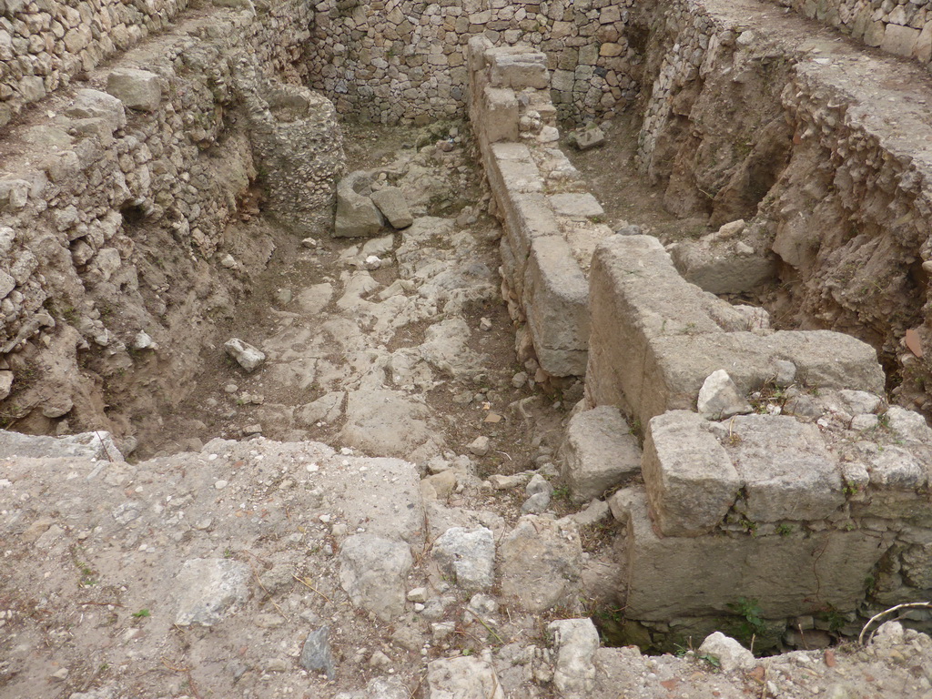 Ruins near the Via dei Mergulensi street