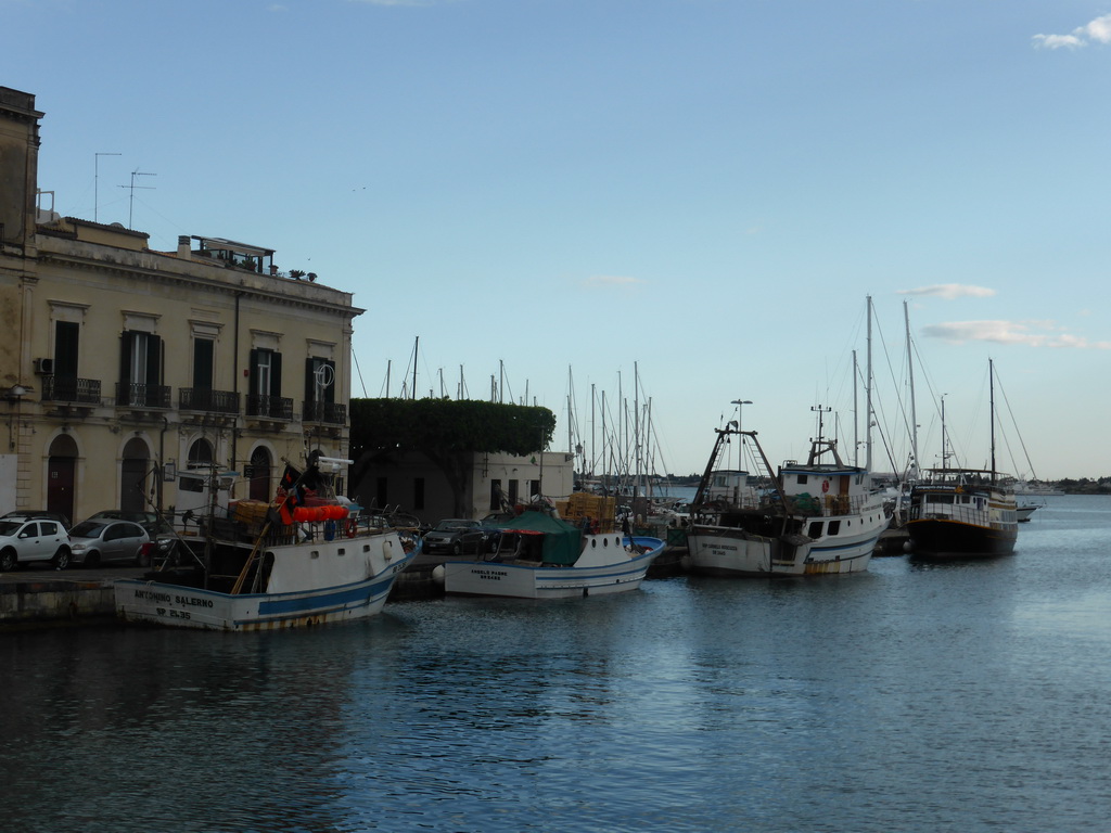 Excursion boats in the harbour just south of the Ponte Santa Lucia bridge