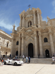 Wedding car and the front of the Duomo di Siracusa cathedral at the Piazza Duomo square