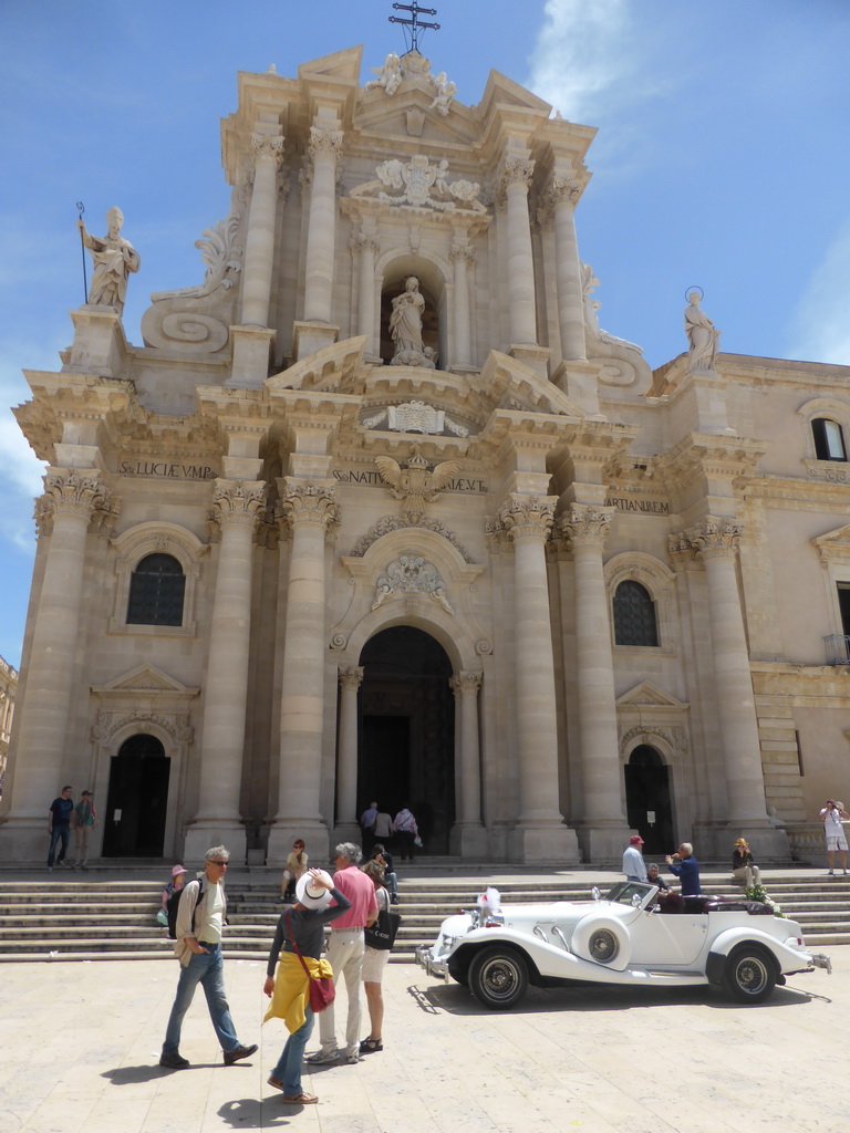 Wedding car and the front of the Duomo di Siracusa cathedral at the Piazza Duomo square