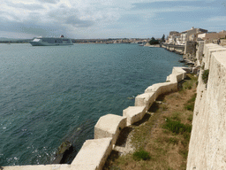 Boat in the Porte Grande harbour, the Lungomare Alfeo street and the west side of the Castello Maniace castle, viewed from the Castello Maniace castle