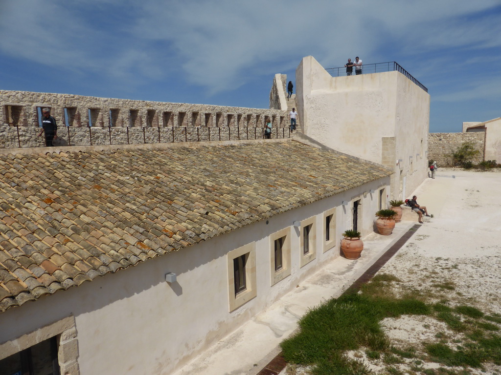 Walkway and building at the outer wall of the Castello Maniace castle