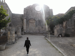 Tour guide at the ruins of the Chiesa di San Giovanni alle Catacombe church