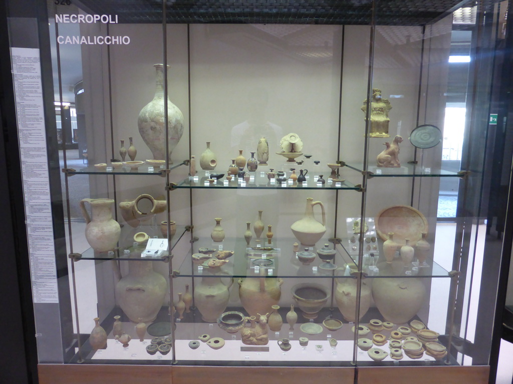 Pottery from the necropolis of Canalicchio, at the upper floor of the Paolo Orsi Archaeological Museum